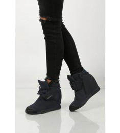 kobieta w sneakersach